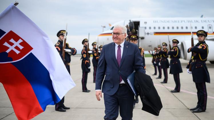 Bundespräsident Frank-Walter Steinmeier kommt auf dem Flughafen Kosice zu einem eintägigen Besuch in der Slowakei an. Foto: Bernd von Jutrczenka/dpa