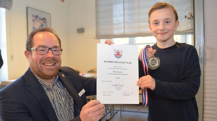 Mit neun Jahren war Mika Stegmann (Plön bewegt) der jüngste Sportler, den Erster Stadtrat Thure Koll auszeichnete. Mika belegte 2021 den 2. Platz bei den  Landesmeisterschaften Geräteturnen Olympische Disziplin und erhielt dafür die Silbermedaille.
