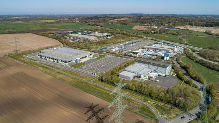 Amazon in Borgstedtfelde an der A7: Das Verteilzentrum wurde 2020 offiziell eröffnet. Davor wurde der Betrieb über provisorische Hallen abgewickelt. Auf einer Gewerbefläche westlich dieses Standorts soll das neue Logistikzentrum entstehen.