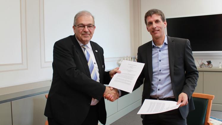Kooperationsvertrag unterzeichnet: Universitätsrektor Professor Wolfgang Schareck (l.) und Professor Burkard Baschek, wissenschaftlicher Direktor des Deutschen Meeresmuseum Stralsund.