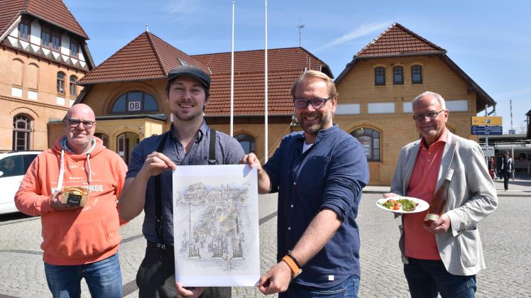 Der Bahnhofsvorplatz Warnemünde soll umgestaltet werden: Das hat Heiko Lange (3. v.l.) mit Gastronomen Manfred Schumann (l.) und Norbert Ripka (r.) sowie Unternehmer Enrico Polack vorbereitet.