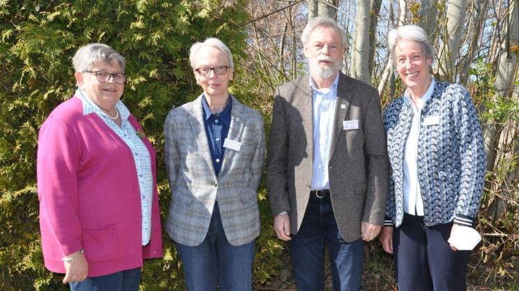 Sie wurden als Mitglieder des Vorstands der Heimatgemeinschaft Eckernförde wiedergewählt: Dr. Telse Stoy (Vorsitzende (v.r.), Uwe Wichert (Beisitzer), Helma Garnebode (Rechnungsführerin) und Renate Winder (Beisitzerin).