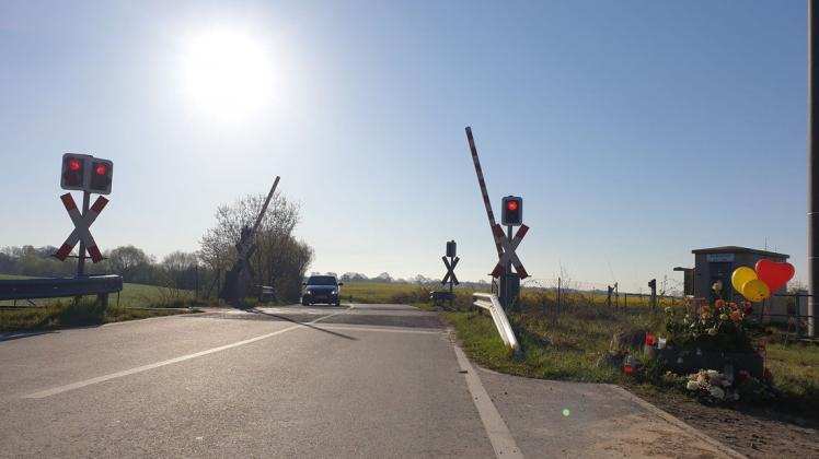 Morgens kann die Sonne die Autofahrer aus Richtung Bockholt blenden: Aus dieser Richtung kam die 22-Jährige am Samstagmorgen, als ihr Auto ein Zug erfasste.