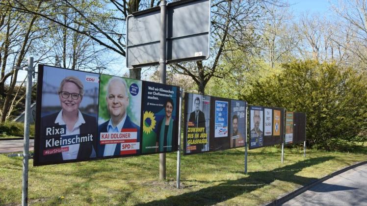 Die Plakate zeigen es: Bei der Landtagswahl am 8. Mai bewerben sich insgesamt zehn Kandidaten und Kandidatinnen um das Direktmandat im Wahlkreis Rendsburg.