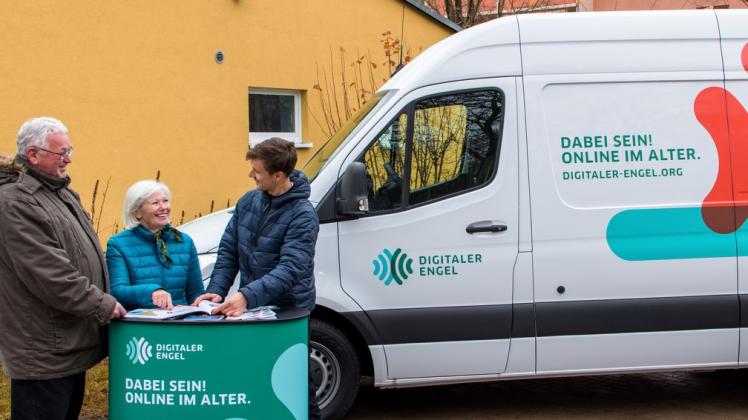Das Infomobil Digitaler Engel tourt durch Deutschland und klärt Senioren über Internet und Co. auf.