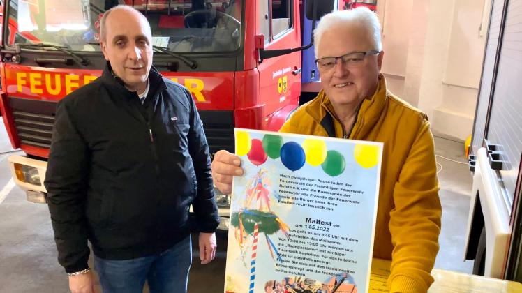 Der Vorsitzende des 2015 gegründeten Feuerwehr-Fördervereins Helmut Tietze (r.) und der Rehnaer Wehrführer Henry Wanzenberg hoffen am 1. Mai auf zahlreiche Besucher.