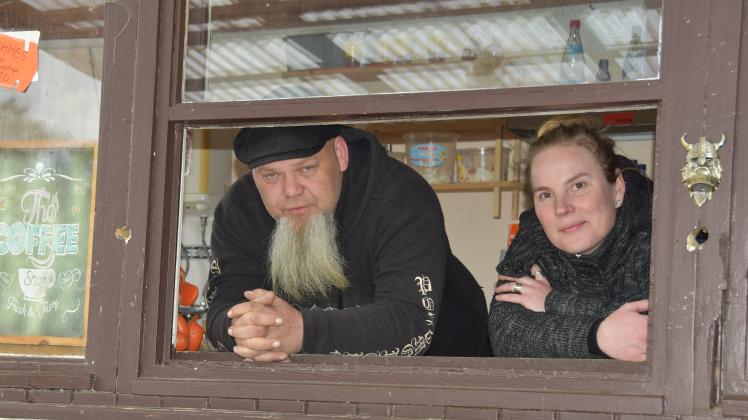 Heiko und Marion Steinmüller am Kiosk in Kleingartensiedlung Erholung