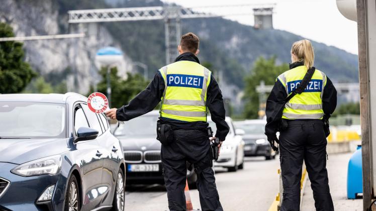 ARCHIV - Deutsche Bundespolizisten beobachten an der Grenze zu Österreich auf der Autobahn A93 den Verkehr. Foto: Matthias Balk/dpa