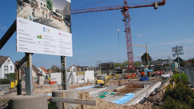 Die Neue Mitte in Hasbergen, gefördert aus Mitteln der Ortskernsanierung. Die hat 2008 begonnen und sollte 2023 abgeschlossen sein. Jetzt will der Rat den Sanierungszeitraum verlängern.  