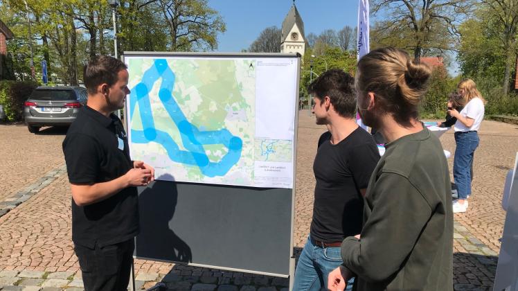 Die Bedeutung des Konverters für die Klimawende erläuterte Stefan Sennekamp (links) auf dem Rathausplatz. Die Bedeutung des Konverters für die Klimawende erläuterte Stefan Sennekamp (links) auf dem Rathausplatz.