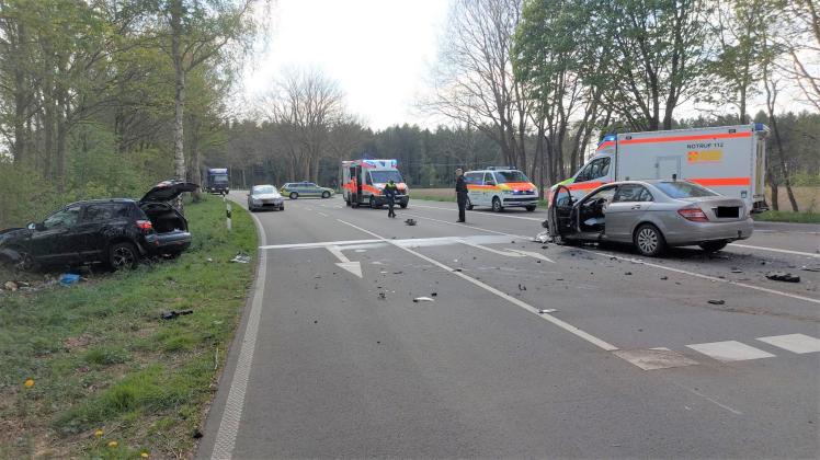 Auch der Wachtumer Straße in Lähden sind am Mittwochnachmittag aus bislang ungeklärter Ursache zwei Autos frontal zusammengestoßen.