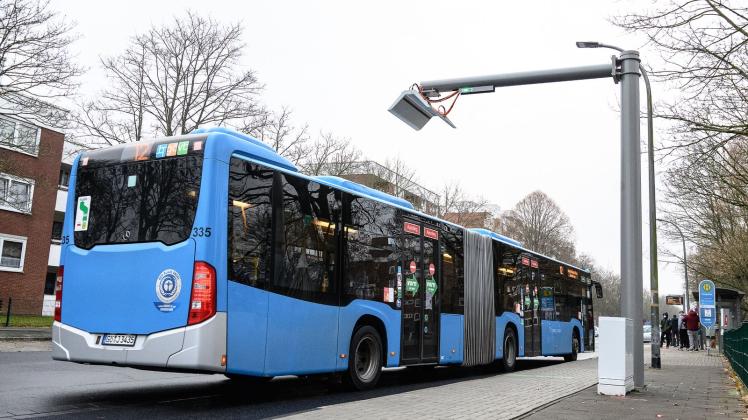 ARCHIV - Ein Bus der Göttinger Verkehrsbetriebe (GöVB) fährt an einer Ladestation für Elektrobusse vorbei. Foto: Swen Pförtner/dpa ARCHIV - Ein Bus der Göttinger Verkehrsbetriebe (GöVB) fährt an einer Ladestation für Elektrobusse vorbei. Foto: Swen Pförtner/dpa