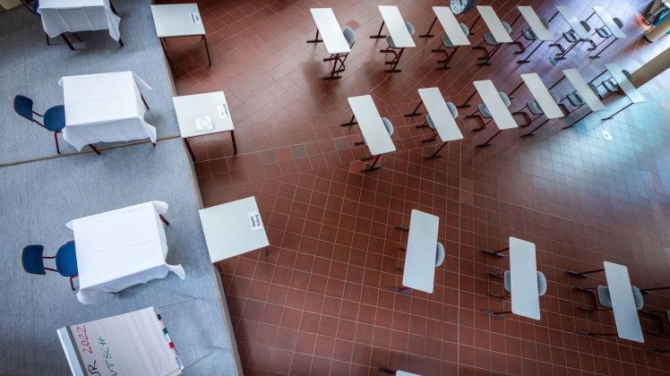 Blick auf Arbeitsplätze für die erste schriftliche Abiturprüfung im Gymnasium in Gadebusch. Foto: Jens Büttner/dpa