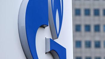 The logo of Russia&apos;s energy giant Gazprom is pictured at one of its petrol stations in front of Gazprom&apos;s Moscow office on April 27, 2022. - Russia&apos;s energy giant Gazprom said on April 27, 2022 it had stopped all gas supplies to Poland and highly dependent Bulgaria after not receiving payment in rubles from the two EU members. President Vladimir Putin last month said Russia will only accept payment for deliveries in its national currency, with buyers required to set up ruble accounts or have their taps turned off. (Photo by Kirill KUDRYAVTSEV / AFP)