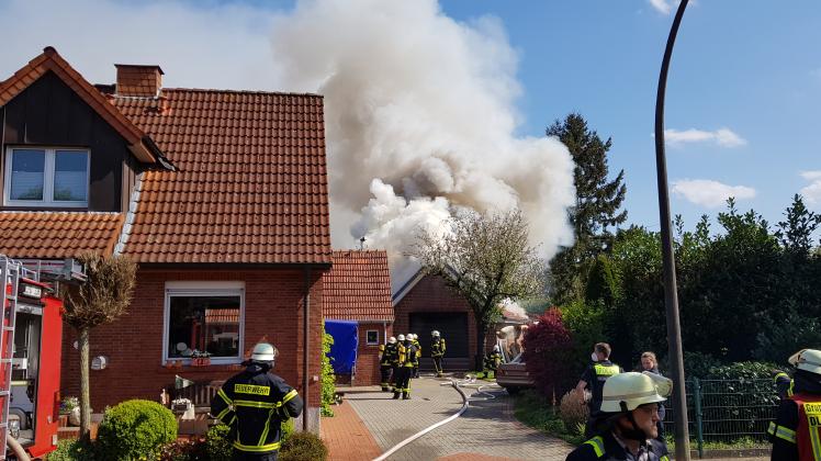 In Altenlingen ist am Mittwochnachmittag eine freistehende Garage in Brand geraten.