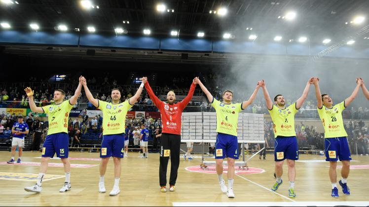 Großer Jubel beim HC Empor: Die Spieler feiern den Sieg gemeinsam mit den Fans in der Rostocker Stadthalle und einer La-Ola-Welle.