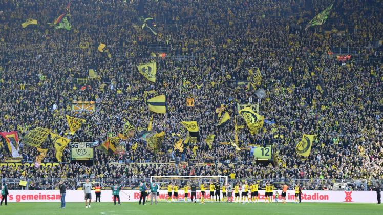 Angehender Vizemeister: Dortmunds Mannschaft steht vor der Gelben Wand der Fans im heimischen Stadion. Foto: Bernd Thissen/dpa