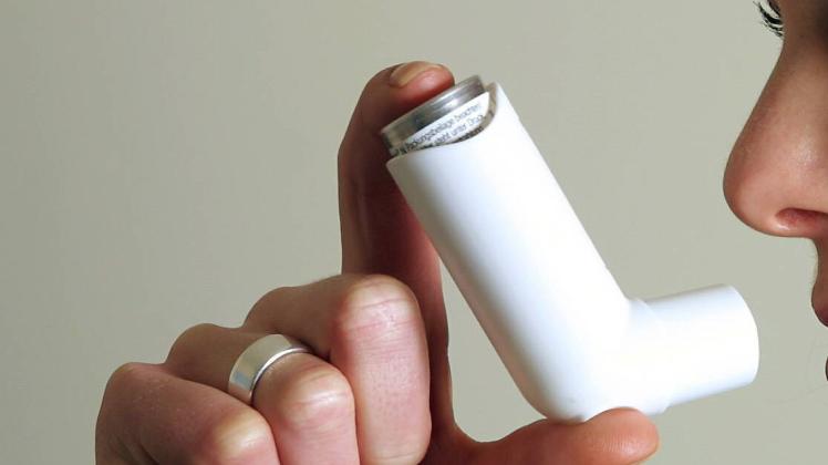 Eine Mellerin leidet unter Long Covid und ist dadurch stark in Alltag und Beruf eingeschränkt. Ein Asthmaspray hilft der Physiotherapeutin beim Atmen. (Symbolbild) Bildnummer: 50026546 Datum: 15.09.2000 Copyright: imago/HRSchulz
Patientin beim Inhalieren, Personen , Objekte; Medizin, Patienten, Frau, Asthmatikerin, Symbolfoto, Beschwerden, Inhalation, Inhalator, Atemnot, Luftprobleme, Asthma, Atmen, Asthmamittel, Medikamente, Arzneimittel, Medikation, Atemwege, Asthmaspray, Spray, Atemwegserkrankung, Erkrankung, Atembeschwerden; , quer, Kbdig, Einzelbild, close, Deutschland, Ohne; Aufnahmedatum geschätzt