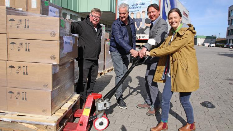 Medikamente und medizinische Hilfsgüter auf dem Weg in die Ukraine: Das Klinikum Osnabrück hatte die Waren bei der gemeinsamen Aktion mit der Bürgerstiftung beschafft und zwischengelagert, die Spedition Hellmann sorgte für den Transport. Beim Einladen halfen (v.l.): Claus Muchow (Rotary Club Steinfurt), Dirk Zumbansen (Lions Club Münsterland Graf Arnold), Frans Blok (Klinikum) und Simone Körber (Bürgerstiftung). Medikamente und medizinische Hilfsgüter auf dem Weg in die Ukraine: Das Klinikum Osnabrück hatte die Waren bei der gemeinsamen Aktion mit der Bürgerstiftung beschafft und zwischengelagert, die Spedition Hellmann sorgte für den Transport. Beim Einladen halfen (v.l.): Claus Muchow (Rotary Club Steinfurt), Dirk Zumbansen (Lions Club Münsterland Graf Arnold), Frans Blok (Klinikum) und Simon Körber (Bürgerstiftung).