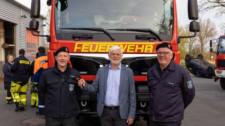 Gerätewart Stefan Fischer (von links), Bürgermeister Jörn Plöger und Wehrführer Jens Steenbock bei der Übergabe des neuen TLF 3000.