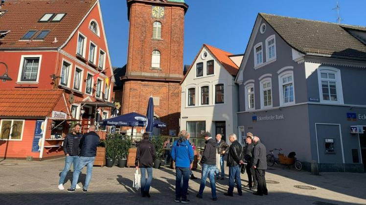 Der Bauausschuss traf sich zum Ortstermin auf dem Rathausmarkt am Restaurant „Aurora“.