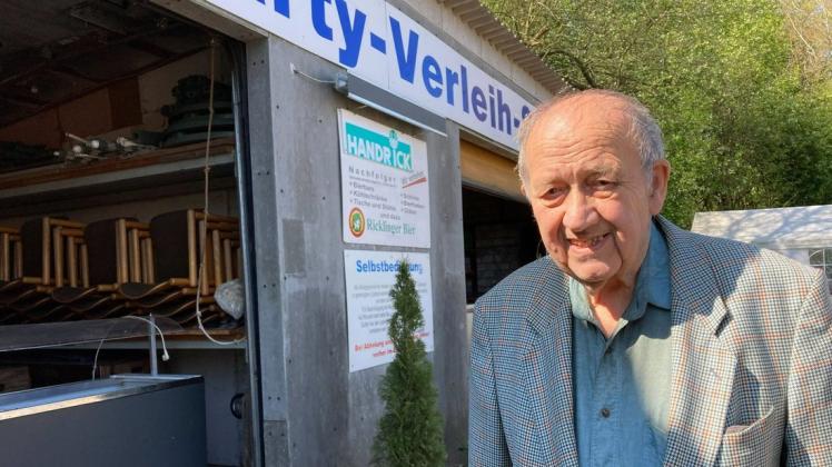 Erich Handrick betreibt auch mit 84 Jahren noch einen Party-Verleih-Service.