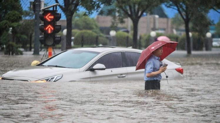 Die Wassermassen verwandeln mehrspurige Straßen in Zhengzhou in reißende Ströme. Die Wassermassen verwandeln mehrspurige Straßen in Zhengzhou in reißende Ströme.