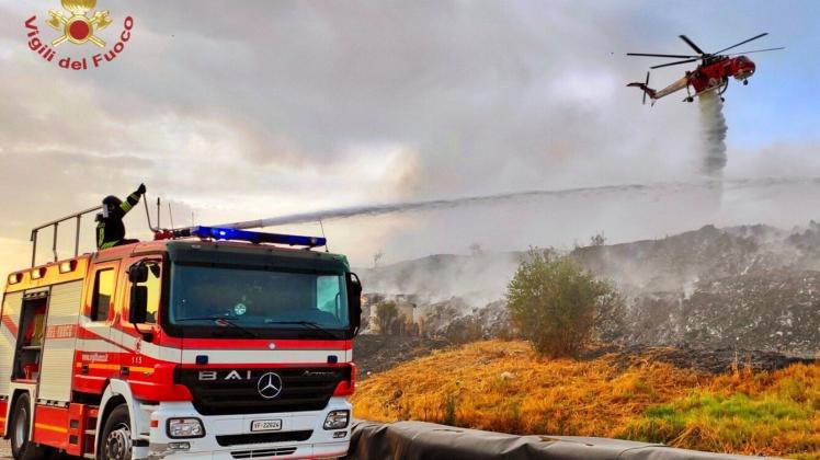 Einsatzkräfte der italienischen Feuerwehr kämpfen aus der Luft und am Boden gegen die Brände.