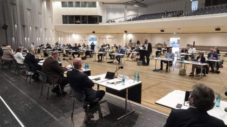 Mit der Zeit hat sich der Rat in seiner letzten Sitzung dieser Legislaturperiode grob verschätzt. Deshalb musste ein großer Teil der Tagesordnungspunkte am Ende im Schnelldurchgang durchgeboxt werden. Hier ein Archivbild von einer Sitzung im August 2020. Mit der Zeit hat sich der Rat in seiner letzten Sitzung dieser Legislaturperiode grob verschätzt. Deshalb musste ein großer Teil der Tagesordnungspunkte am Ende im Schnelldurchgang durchgeboxt werden. Hier ein Archivbild von einer Sitzung im August 2020.