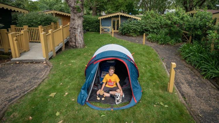 Der Elfjährige Max Woosey aus dem englischen Braunton sitzt im Zoo in seinem Zelt – oft wechselt der Junge seinen Schlafplatz.