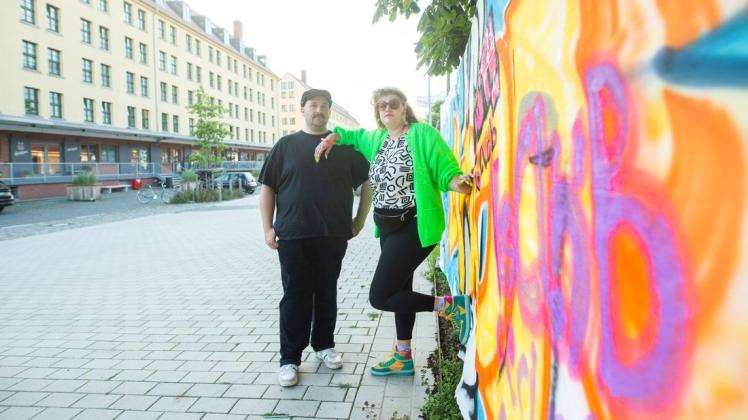 Suchen ein neues Domizil:  Manuel Lorenz (links) und Ricarda Schroeder vom Verein „Kulturspektakulum“ fühlen sich im neuen Kreativquartier am Hafen nicht mehr erwünscht.