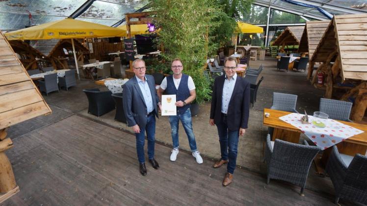 Einen Vertrag zur weiteren Nutzung des "Stadls" haben (von links) Daniel Thele, Jan Brügging und Ludger Kewe unterzeichnet.