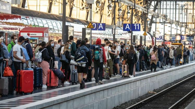 Voll Züge, dichtes Gedränge an den Bahnsteigen: Wie hält man unter Streikbedingungen die Hygieneregeln ein?