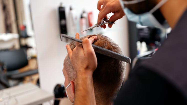 ARCHIV - Immer mehr Männer lassen sich zum Friseur ausbilden. Foto: Carsten Koall/dpa