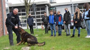 Zur Belohnung bekommt Polizeihund Ulki ihr Spielzeug von Thorsten Keßler. Den anwesenden Kindern zeigte der deutsche Schäferhund wie gut sie Spuren und Drogen erschnüffeln kann.