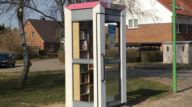 Ehemalige Telekom-Telefonzelle ist in Sievershagen am westlichen Stadtrand von Rostock zur „Offenen Büchertauschzelle“ geworden