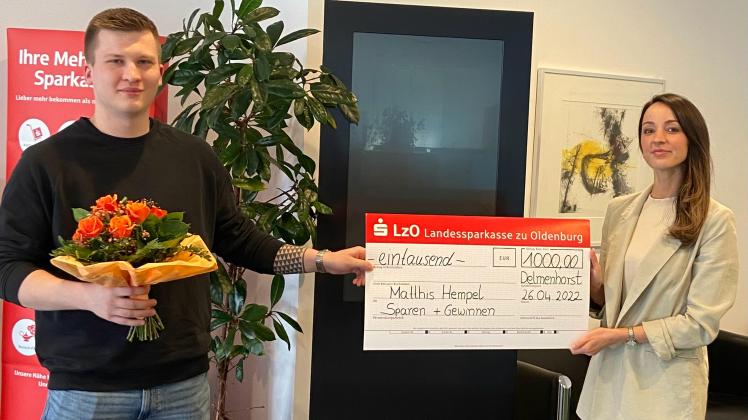 Matthis Hempel gewann 1.000 Euro bei der Monatsauslosung der LzO-Lotterie „Sparen+Gewinnen“.  Mit ihm freut sich Duygu Günebakan von der LzO.