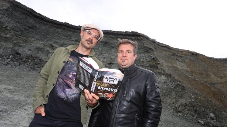 Volker Klüpfel (l) und Michael Kobr präsentieren ihren neuen Krimi in der Tongrube «Hammerschmiede». Foto: Karl-Josef Hildenbrand/dpa