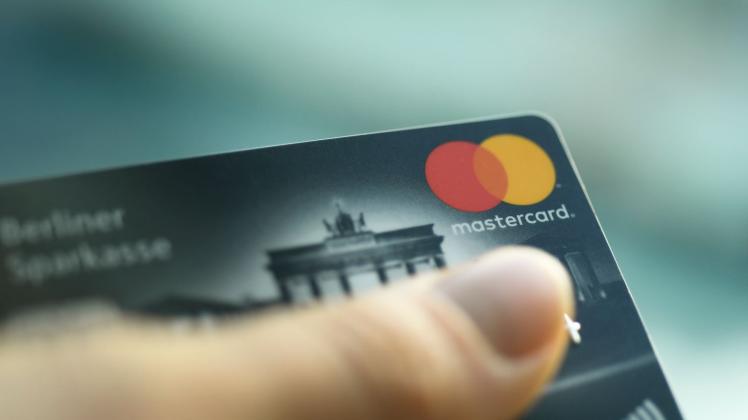 ARCHIV - Der Zahlungsdienstleister Mastercard verdiente im ersten Quartal 44 Prozent mehr als vor einem Jahr. Foto: Fabian Sommer/dpa