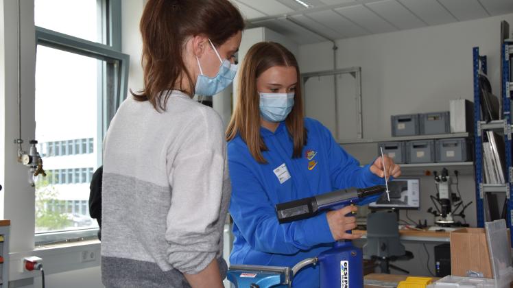 Beim Girls Day im Fraunhofer-Institut für Großstrukturen in der Produktionstechnik ging es auch praktisch zu: Karina Nowak (l.) beaufsichtigt Nele Ladwig (r.) beim Nieten.  