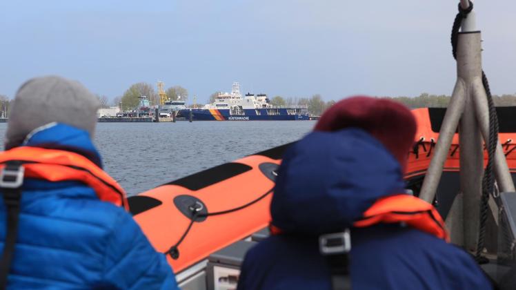 Speed Alarm mit dem Kontrollboot für Ecolea-Schüler bei der Bundespolizei in Warnemünde 