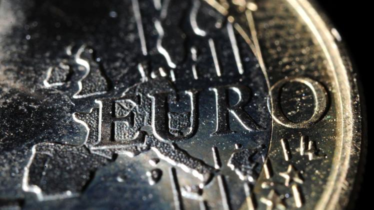 ARCHIV - Der Euro steht schon seit geraumer Zeit zum Dollar unter Druck. Foto: picture alliance / dpa