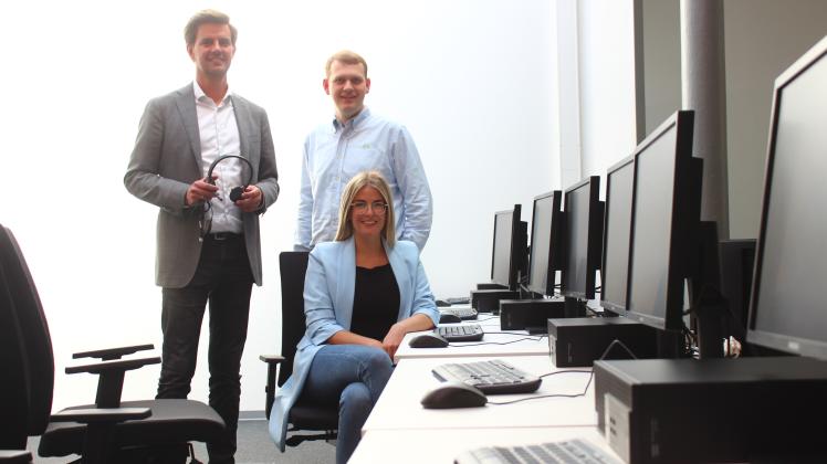 Lässt sich in Delmenhorst nieder: Das Unternehmen Teleteam aus Oldenburg mit Geschäftsführer Jens zum Brook (v.li.), Vertriebsleiter Philipp Albrecht und Personalbeauftragte Laura Zimmer.