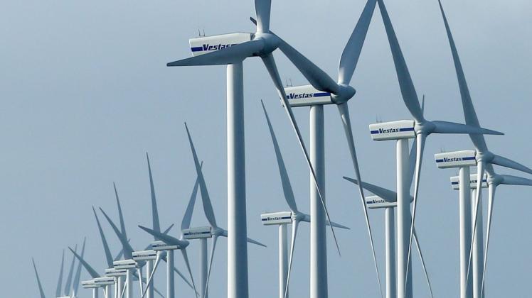 ARCHIV - Windräder drehen sich an der Nordseeküste vor Sylt. Der Bundestag stimmte einer Abschaffung der EEG-Umlage zu. Foto: picture alliance / dpa