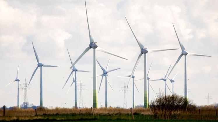 ARCHIV - Zahlreiche Windkraftanlagen stehen auf Feldern im Landkreis Aurich. Foto: Hauke-Christian Dittrich/dpa/Archivbild
