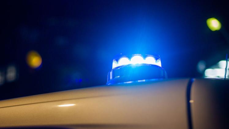 PRODUKTION - Ein Blaulicht leuchtet auf dem Dach eines Polizeifahrzeugs. Foto: Fernando Gutierrez-Juarez/dpa/Symbolbild PRODUKTION - Ein Blaulicht leuchtet auf dem Dach eines Polizeifahrzeugs. Foto: Fernando Gutierrez-Juarez/dpa/Symbolbild