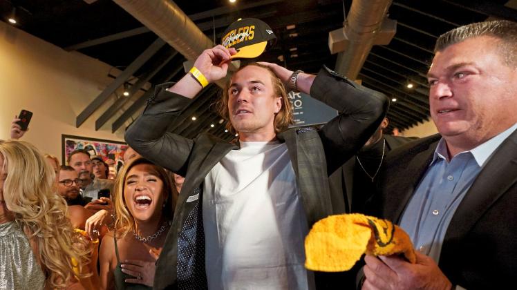 Die Pittsburgh Steelers haben Kenny Pickett im NFL-Draft ausgewählt, der bereits am College in Pittsburgh gespielt hatte. Foto: Matt Freed/Pittsburgh Post-Gazette/AP/dpa Die Pittsburgh Steelers haben Kenny Pickett im NFL-Draft ausgewählt, der bereits am College in Pittsburgh gespielt hatte. Foto: Matt Freed/Pittsburgh Post-Gazette/AP/dpa