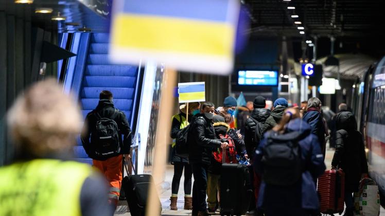 Geflüchtete aus der Ukraine sind am Hamburger Hauptbahnhof angekommen. Foto: Jonas Walzberg/dpa/Archivbild
