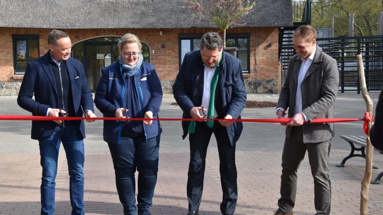 Der neue Eingang des Zoos Schwerin wird eingeweiht. Schikora und Meyer