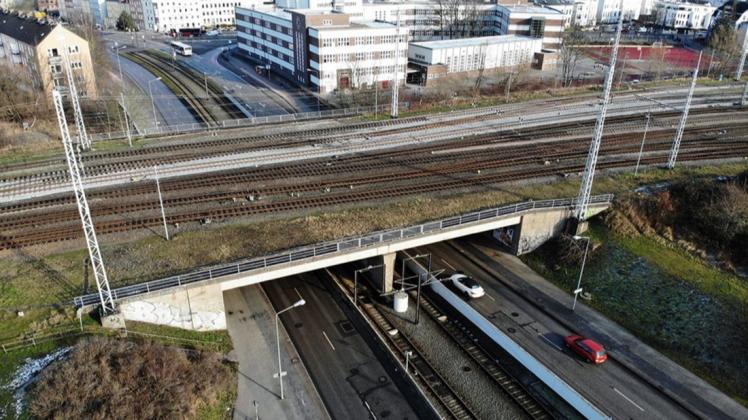 DB Netz AG Die Eisenbahnbrücke am Rostocker Goetheplatz wird durch einen Neubau ersetzt. Vorbereitende Arbeiten haben bereits begonnen und führen nächste Woche zu Fahrplanänderungen.